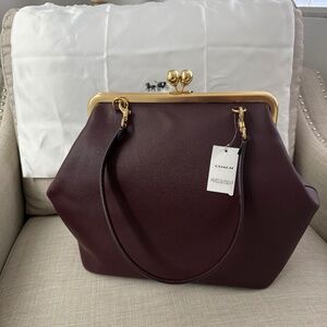 Coach Kisslock Black Currant